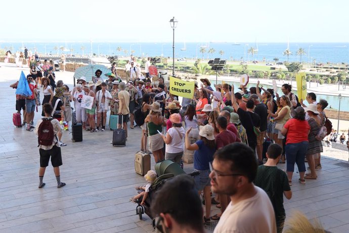 Varias personas marchan desde la Plaça de la Porta Pintada a la Llotja de Palma para protestar contra el turismo masivo en Mallorca, a 12 de julio de  2024, en Palma de Mallorca, Mallorca, Baleares (España).