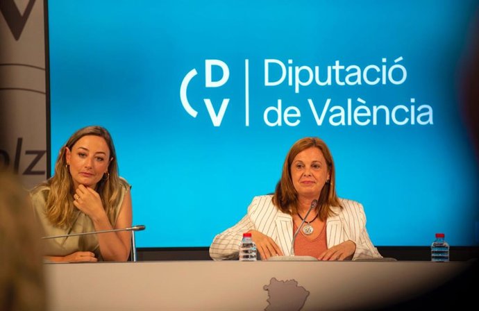 La vicepresidenta segunda y responsable de Proyectos Técnicos de la Diputació, Reme Mazzolari, (d)y la diputada de Juventud y Teatros de la corporación pronvincial, Rocío Gil,