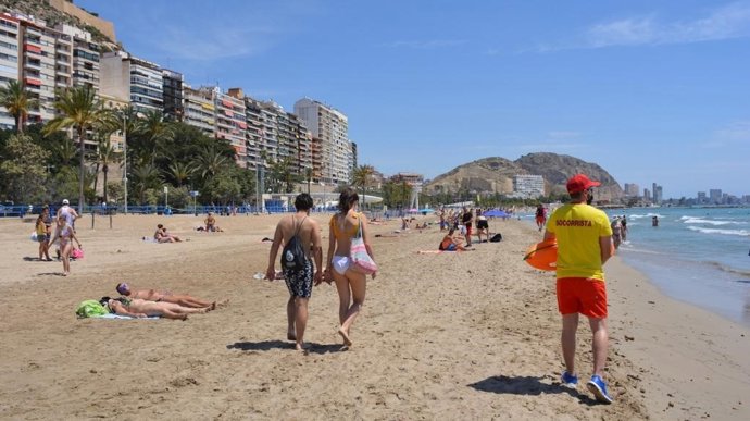 Archivo - Socorristas en Alicante.