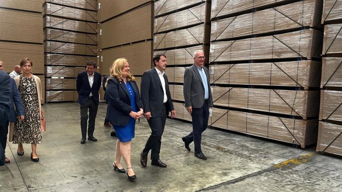 Mañueco y la alcaldesa de Burgos en la planta de Kronospan.