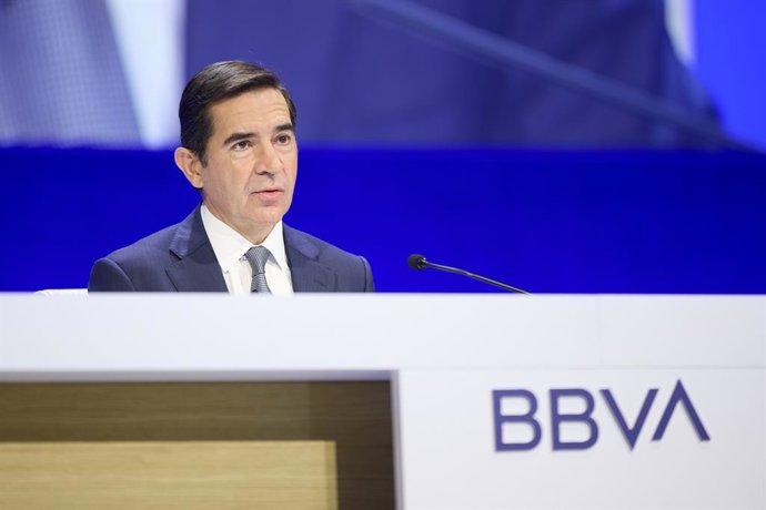 El presidente del BBVA, Carlos Torres Vila, interviene durante la Junta General Extraordinaria de Accionistas del BBVA, en el Palacio Euskalduna, a 5 de julio de 2024, en Bilbao, Vizcaya, País Vasco (España). Durante la Junta, el banco ha propuesto a su
