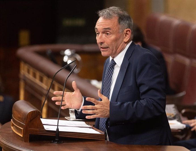 El diputado de Sumar Enrique Santiago interviene durante una sesión plenaria, en el Congreso de los Diputados, a 18 de junio de 2024, en Madrid (España). 