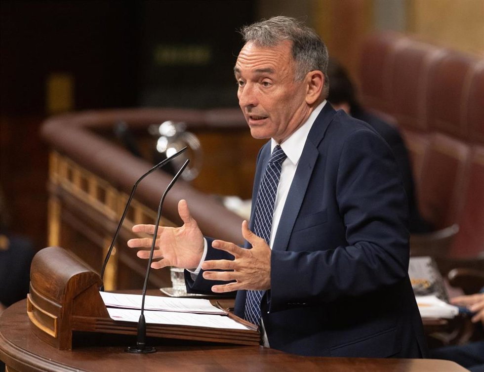 El diputado de Sumar Enrique Santiago interviene durante una sesión plenaria, en el Congreso de los Diputados, a 18 de junio de 2024, en Madrid (España).