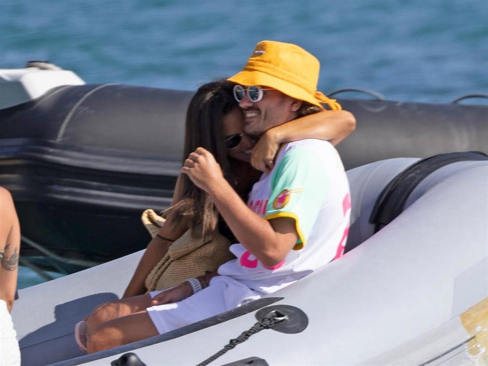 Antoine Griezmann y Erika Choperena en una zodiac de regreso a un barco en alta mar donde disfrutan de sus vacaciones