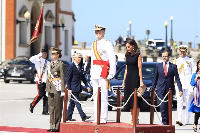  La princesa Leonor, y los Reyes Felipe VI y Letizia presiden el acto de entrega de Reales Despachos a los nuevos oficiales de la Armada.