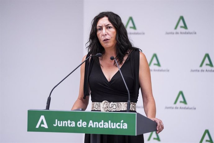 La consejera de Inclusión Social, Juventud e Igualdad  de la Junta, Loles López, en rueda de prensa en una imagen de archivo. 