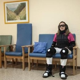 Sociosanitarios de cuatro residencias aumentan su empatía con los mayores gracias a un traje que simula la vejez