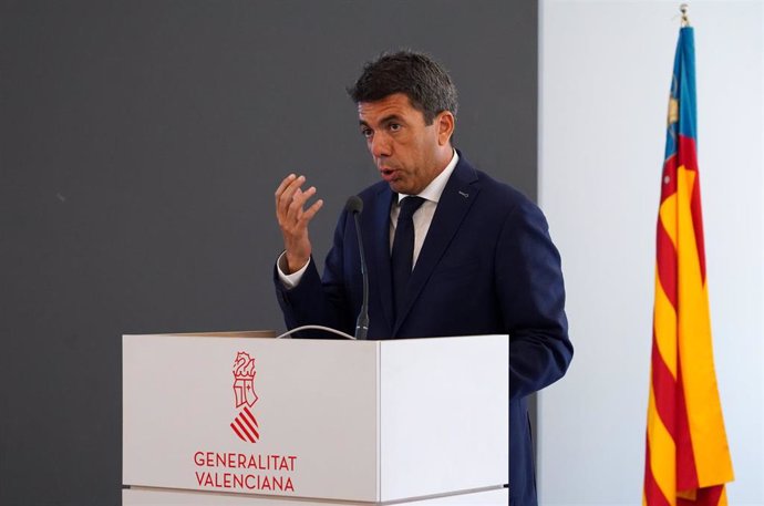 El president de la Generalitat, Carlos Mazón, interviene durante el acto de traspaso de carteras de los nuevos consellers