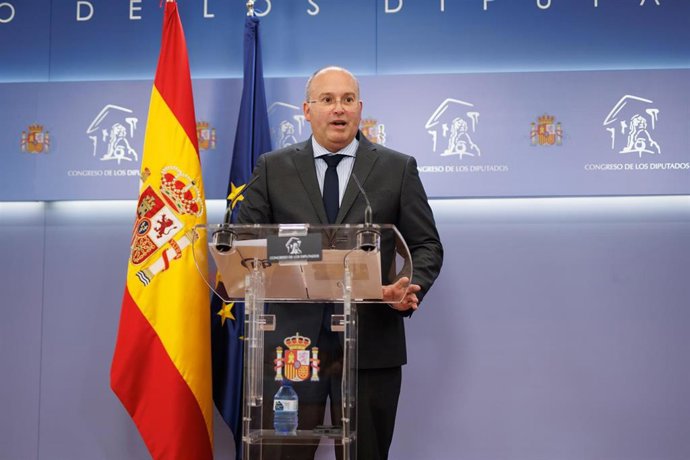 El portavoz del PP en el Congreso, Miguel Tellado, durante una rueda de prensa en el Congreso de los Diputados, a 16 de julio de 2024, en Madrid (España). Durante su comparecencia, Tellado, ha hablado sobre el ‘caso Begoña Gómez’ y los supuestos casos de 