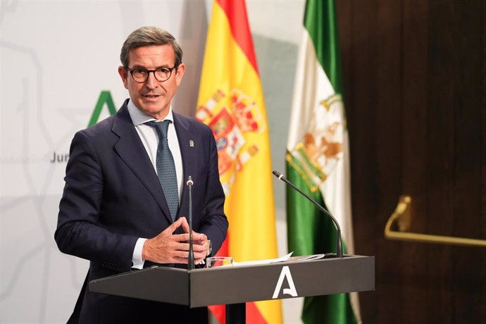 El consejero de Industria, Energía y Minas, Jorge Paradela, en la rueda de prensa posterior al Consejo de Gobierno de la Junta de Andalucía.