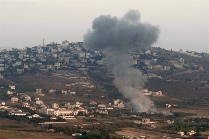 Columna de humo tras un bombardeo del Ejército de Israel contra la ciudad de Jiam, en el sur de Líbano (archivo)