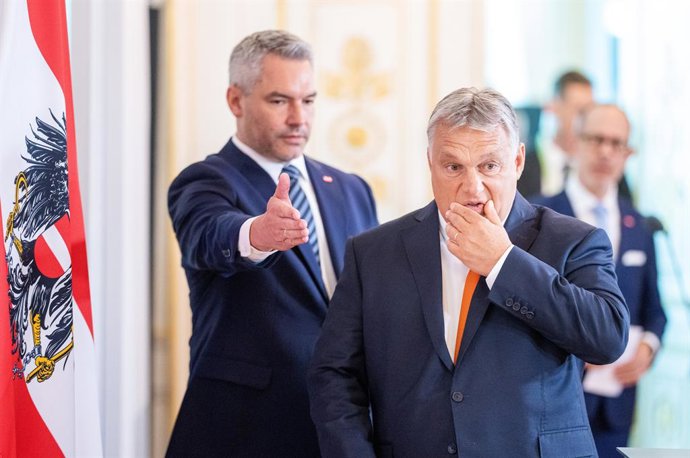 Archivo - 28 July 2022, Austria, Vienna: Austrian Chancellor Karl Nehammer (L) and Hungarian Prime Minister Viktor Orban arrive for a press conference after their meeting. Photo: Georg Hochmuth/APA/dpa