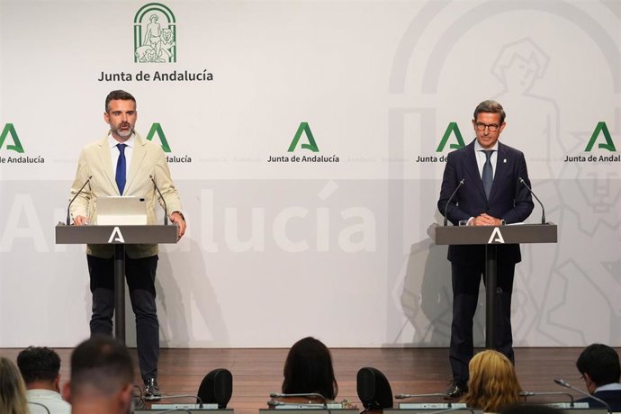 El consejero-portavoz, Ramón Fernández-Pacheco, y el consejero de Industria, Jorge Paradela, en la rueda de prensa posterior al Consejo de Gobierno del 16 de julio de 2024.