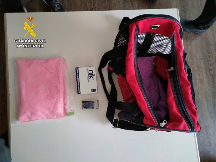 Dos detinguts amb 500 grams de metanfetamina oculta en el transportín de la seua mascota al Port de Dénia