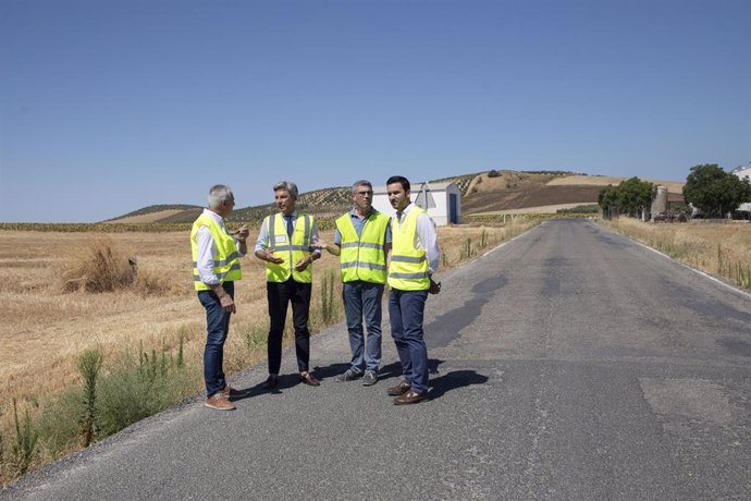 El vicepresidente primero y delegado de Infraestructuras, Sostenibilidad y Agricultura de la Diputación de Córdoba, Andrés Lorite (segundo por la izda.), en su visita a la CO-3301.