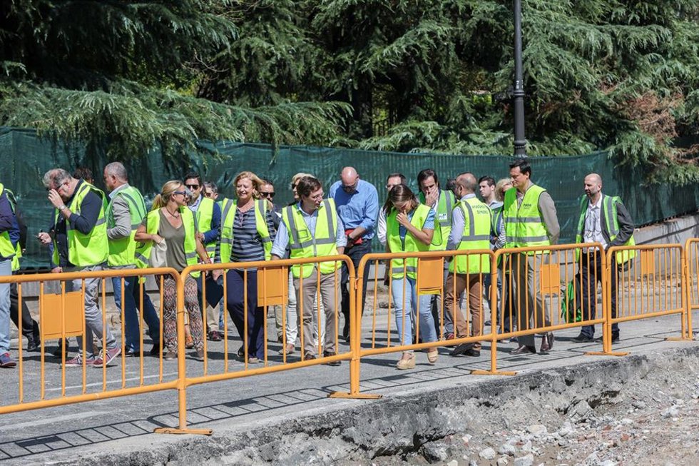 Archivo - El alcalde de Madrid José Luis Martínez-Almeida y la delegada de Obras y Equipamientos del Ayuntamiento, Paloma García Romero, durante la visita a la zona de las obras de la Plaza de España por la aparición de restos históricos.