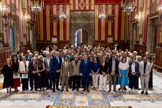 L'alcalde de Barcelona, Jaume Collboni, amb els assistents a la presentació del nou pla estratègic 