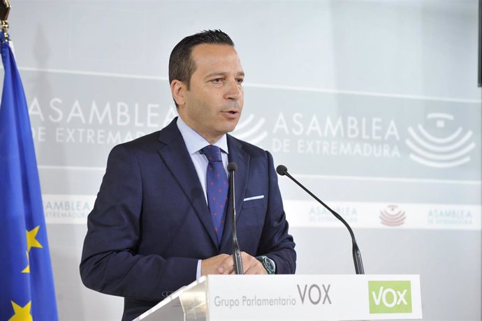 El portavoz del Grupo Parlamentario Vox en la Asamblea de Extremadura, Óscar Fernández Calle, en rueda de prensa