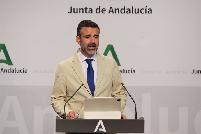 El consejero de Sostenibilidad, Medio Ambiente y Economía Azul y portavoz del gobierno andaluz, Ramón Fernández-Pacheco, interviene durante la rueda de prensa. A 16 de julio de 2024, en Sevilla (Andalucía, España). Rueda de prensa posterior a la reunión d