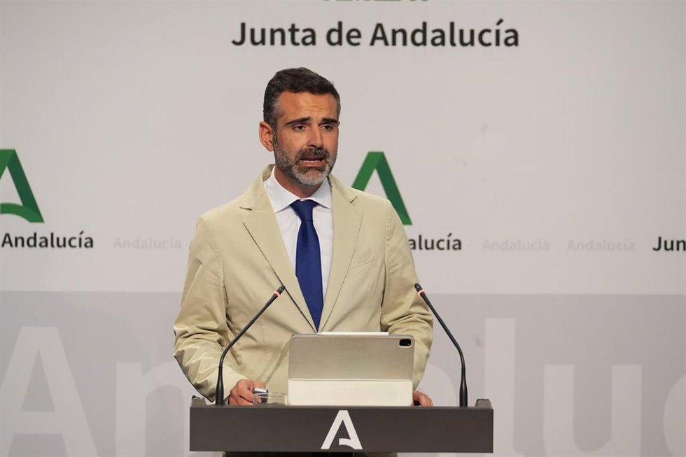 El consejero de Sostenibilidad, Medio Ambiente y Economía Azul y portavoz del gobierno andaluz, Ramón Fernández-Pacheco, interviene durante la rueda de prensa. A 16 de julio de 2024, en Sevilla (Andalucía, España). Rueda de prensa posterior a la reunión