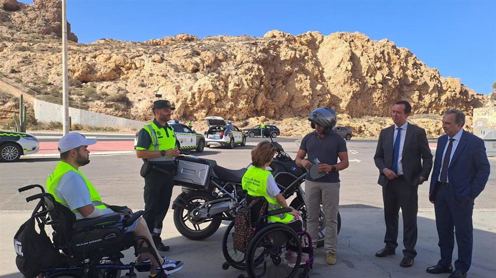 Presentración de dos campañas destinadas a motoristas y  al control de velocidad en la carretera por la DGT en Almería.