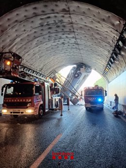 Retirada del bus accidentat a Pineda