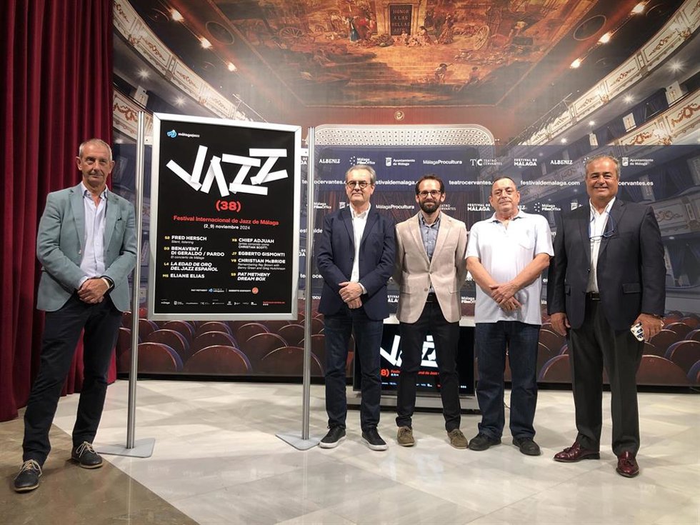 Presentación del 38 Festival Internacional de Jazz de Málaga. De izda. A dcha., Francisco Moro (AEHCOS), Juan Antonio Vigar (Málaga Procultura), Ignacio Miranda (Fción. Sando), Jesús Sánchez (MAHOS) y Miguel de Hoyos (Grupo Mahou San Miguel).