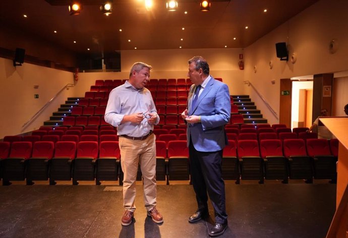 El alcalde de Castilleja del Campo y Javier Fernández en el teatro municipal