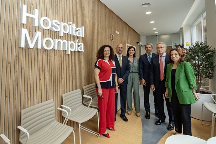 César Pascual, junto al resto de autoridades, durante la inauguración del nuevo centro médico del Hospital Mompía en Santander.