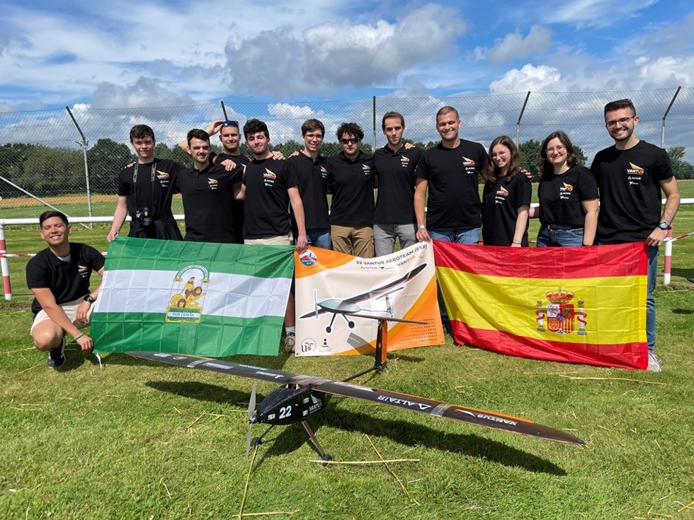 Miembros del equipo Vantis AeroDesign Team de la ETSI (US) con su nuevo modelo de dron Cirio I