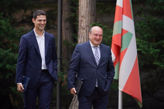 El portavoz de la formación nacionalista en el Parlamento Vasco, Joseba Díez Antxustegi (i), y el presidente del EBB del PNV, Andoni Ortuzar (d), a su llegada a reunirse con el Lehendakari, en el Palacio de Ajuria Enea, a 16 de julio de 2024, en Vitoria-G