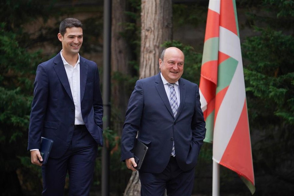 El portavoz de la formación nacionalista en el Parlamento Vasco, Joseba Díez Antxustegi (i), y el presidente del EBB del PNV, Andoni Ortuzar (d), a su llegada a reunirse con el Lehendakari, en el Palacio de Ajuria Enea, a 16 de julio de 2024, en Vitoria