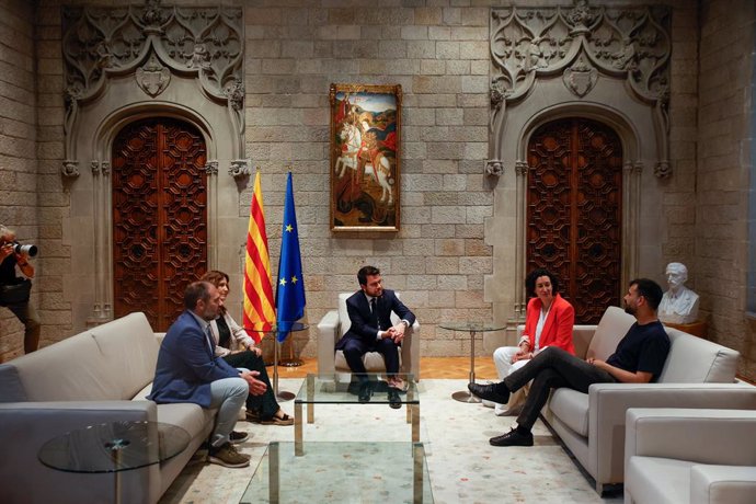 L'acte de recepció a la secretària general d'ERC, Marta Rovira; al diputat d'ERC al Parlament Ruben Wagensberg i al vicepresident d'Òmnium, Oleguer Serra