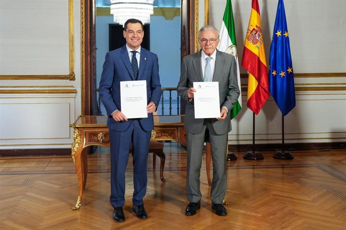 El presidente de la Junta de Andalucía, Juanma Moreno, y el presidente de la Fundación 'la Caixa', Isidro Fainé, firman el convenio de colaboración.