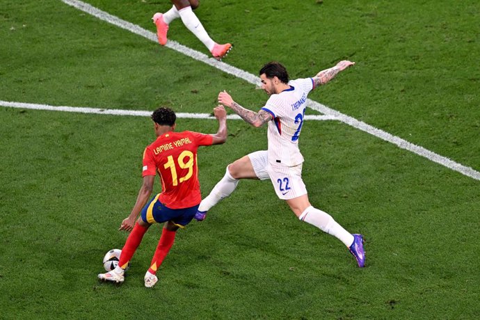 09 July 2024, Bavaria, Munich: Spain's Lamine Yamal (L) finishes against France's Theo Hernandez during the UEFA Euro 2024 Semi-final soccer match between Spain and France at Munich Football Arena. Photo: Sven Hoppe/dpa