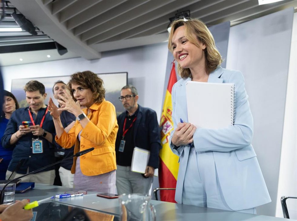 La vicepresidenta primera y ministra de Hacienda, María Jesús Montero (i) y la ministra Portavoz, Educación y Deporte, Pilar Alegría (d), conversan con los periodistas tras una rueda de prensa posterior al Consejo de Ministros, en el Palacio de la Moncl