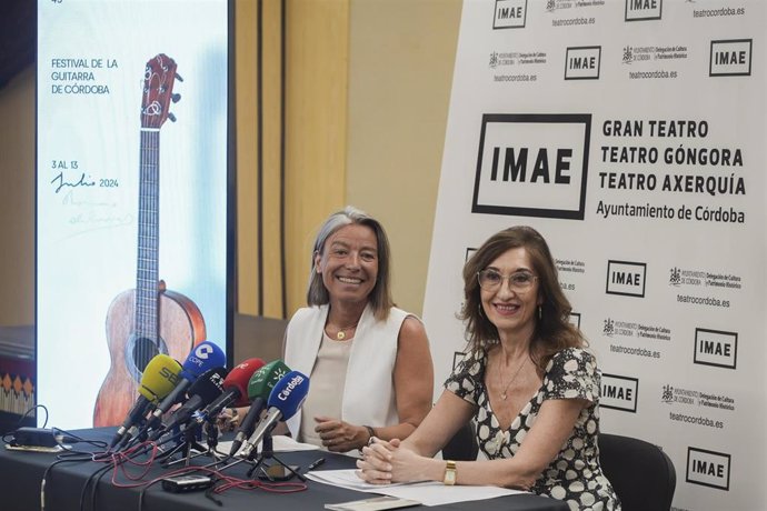 La presidenta del Instituto Municipal de Artes Escénicas (IMAE), Isabel Albás (izda.), y la directora artística del Festival de la Guitarra, Ana Linares, hacen balance del festival.