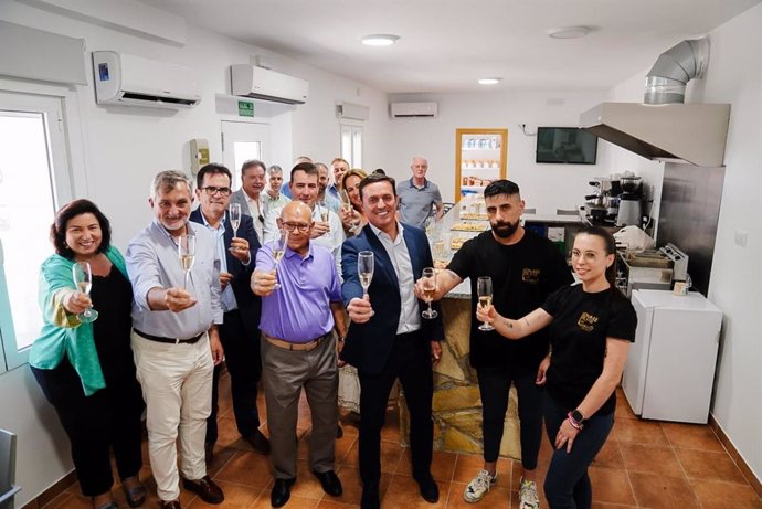 El presidente de la Diputación Provincial de Almería acude a la inauguración del primer bar-tienda de Benitagla.