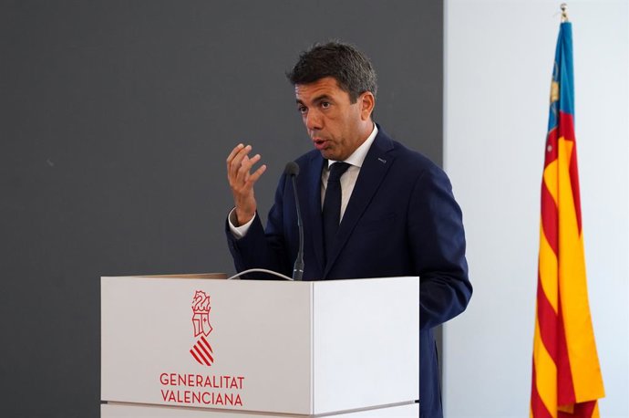 El president de la Generalitat, Carlos Mazón, intervé durant l'acte de trasps de carteres dels nous consellers