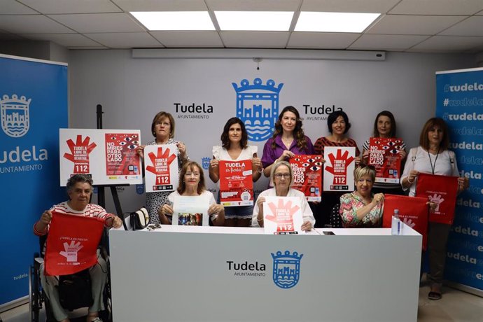 La concejala de Bienestar Social, Mujer e Igualdad de Tudela, Anichu Agüera, presenta una campaña contra las agresiones sexistas en las fiestas de Santa Ana.