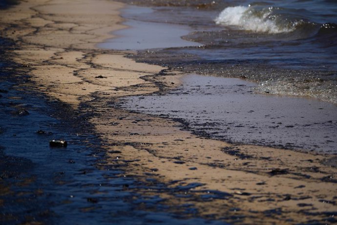 Un vertido contaminante afecta playas del Saler (Valencia)