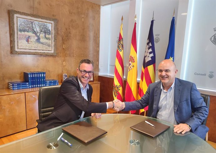 El vicepresidente y conseller de Economía, Hacienda e Innovación del Govern, Antoni Costa, y el presidente del Consell de Ibiza, Vicent Marí.