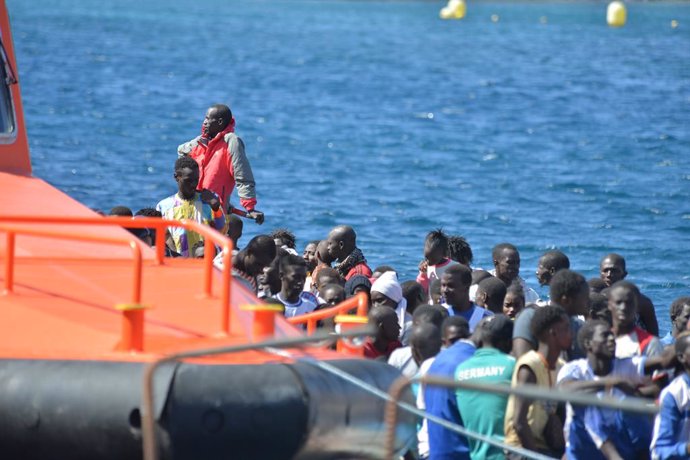 Archivo - Llegada de la patera al muelle de La Restinga, a 21 de octubre de 2023, en El Hierro, Islas Canarias (España). Han llegado durante la tarde de hoy a El Hierro 532 inmigrantes de origen subsahariano en dos pateras, con 212 y 320 personas, respect