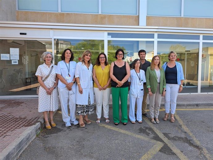 La consellera de Salud, Manuela García, visita el centro de salud Canal Salat de Ciutadella