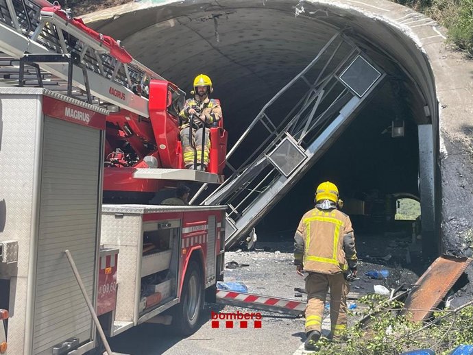 Los Bombers de la Generalitat en el túnel de la C-32 donde se ha accidentado el autobús