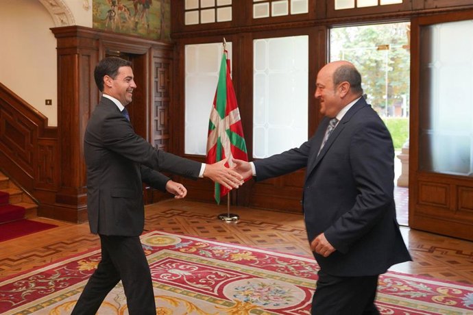 El Lehendakari, Imanol Pradales (i), recibe al presidente del EBB del PNV, Andoni Ortuzar (d), en el Palacio de Ajuria Enea, a 16 de julio de 2024, en Vitoria-Gasteiz, Álava