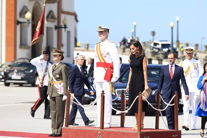 (I-D) La princesa Leonor, y los Reyes Felipe VI y Letizia presiden el acto de entrega de Reales Despachos a los nuevos oficiales de la Armada, a 16 de julio de 2024, en Marín, Pontevedra, Galicia (España). El acto de entrega de Reales Despachos a los nuev