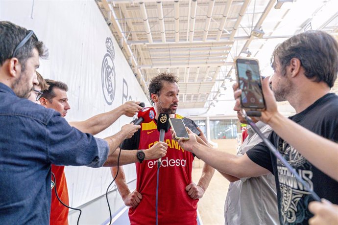 El jugador de la selección española de baloncesto Sergio Llull atiende a los medios en un entrenamiento en Madrid, el 16 de julio de 2024.