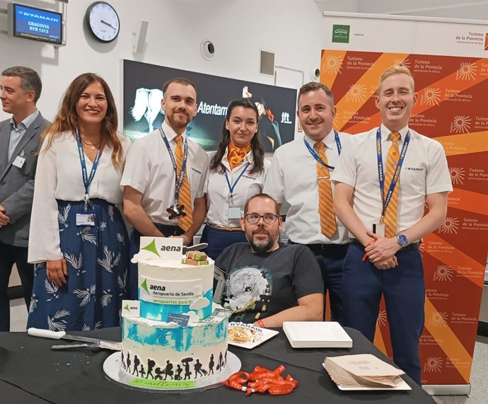 Responsables de Ryanair, con el pasajero 30 millones de la compañía en el aeropuerto sevillano.