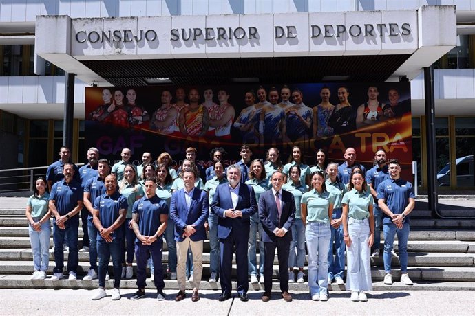 El presidente del CSD, José Manuel Rodríguez Uribes, y el presidente de la RFEG, Jesús Carballo, junto al equipo nacional de gimnasia que representará a España en los Juegos Olímpicos de París.